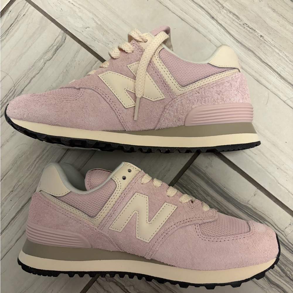 BRAND NEW New Balance sneakers